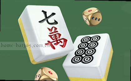 游客在展厅拍摄壁画